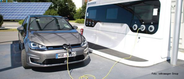 Plug-in hybrids combine pure electric driving with long-distance suitability by using an electric motor and a combustion engine.