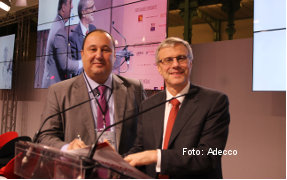 Alain Dehaze with the 1,000th signatory, Hervé Estampes, General Director of l’Afpa, which has been cooperating with Adecco through training and up-skilling people.