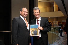 Georg Kell, Executive Director of the United Nations Global Compact (right) and Dr. Elmer Lenzen, publisher of the Yearbook (left) presenting the Global Compact International Yearbook during the Leaders Summit 2010 in New York.