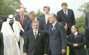 The official G8 Declaration at the G8 Summit in Evian-les-Bains, France, in June 2003 for the first time expresses support for the Global Compact.
Photo: Présidence de la Republique France