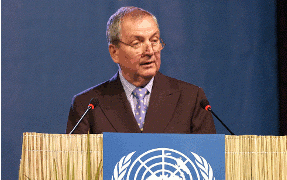Then-UNEP Director Klaus Töpfer in Johannesburg: World Summit on Sustainable Development (WSSD)
Photo: UNEP