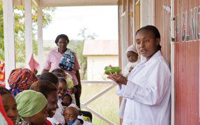 Jane Maenaria, nurse at the Kajiado District Hospital, explains the use of oral contraceptives.
Photo: Bayer HealthCare