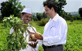 Amit Sharma, Sr. Manager Food Chain Alliances, Bayer CropScience India, monitors the cultivation of vegetables by regularly visiting the farmers in their fields.
Photo: Bayer CropScience