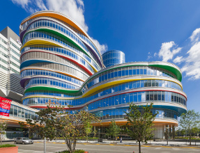 At 13,000 square meters, the new Buerger Center for Advanced Pediatric Care at the Philadelphia Children's Hospital, completed by HOCHTIEF company Turner, is the largest plant-covered roof in the city and is planted with native plants. The building is precisely tailored to the needs of patients and has already received mulitple awards, including the renowned award from the Engineering News-Record magazine for best project in the area of healthcare facilities. Photo: Jeff Goldberg/Esto/HOCHTIEF.
