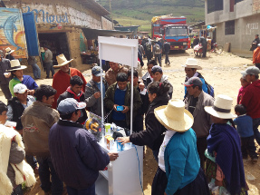 Booth of the Centros Luz en Casa at the market of Namora. Photo: Acciona Microenergia