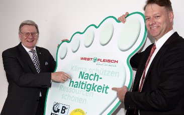 Rewarded for their long-term sustainability strategy: Dr. Helfried Giesen, Spokesman of the Westfleisch Executive Board (left), and Jörg Bartel, head of the company’s Central Quality Management unit.
Photo: BASF