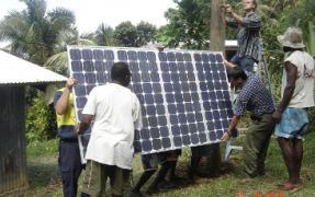Installation of solar panels in Vanuatu
Photo: GDF Suez