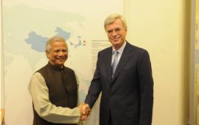 Bild 1 - In November 2009, Dr. Michael Otto, chairman of the Otto Group Supervisory Board, and Nobel Peace Prize winner Prof. Muhammad Yunus agreed to form the joint venture to establish the Otto Grameen Textil Company 
(Photo: Otto Group)