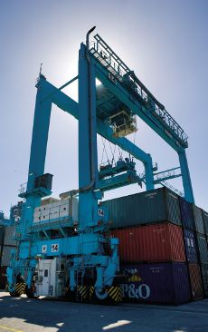 A 50 percent cut in energy consumption: The ECO RTG container crane
Photo: Siemens