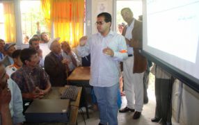 An employee of GDF SUEZ leading a training course for local citizens.
Photo: GDF SUEZ