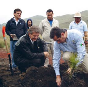The CEO of VW de México, Otto Lindner (left), plants a tree: “Stopping erosion and water loss.”
Photo: Volkswagen